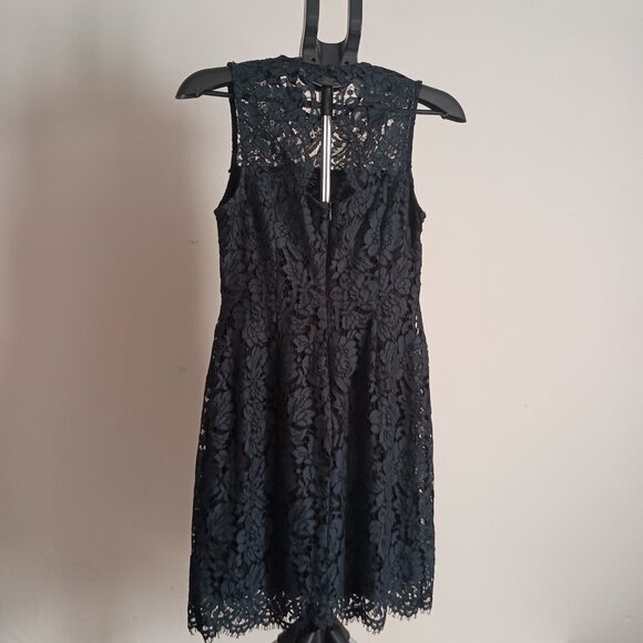 Banana Republic Women’s Blue Lace Sleeveless Sheath Dress Size 4P - Picture 12 of 13